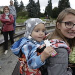 08.10.2016 Kielce. Mamy spotkały się na Placu Artystów, by promować noszenie dzieci w chustach. / Jarosław Kubalski / Radio Kielce