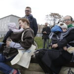 08.10.2016 Kielce. Mamy spotkały się na Placu Artystów, by promować noszenie dzieci w chustach. / Jarosław Kubalski / Radio Kielce