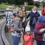 08.10.2016 Kielce. Mamy spotkały się na Placu Artystów, by promować noszenie dzieci w chustach. / Jarosław Kubalski / Radio Kielce