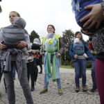 08.10.2016 Kielce. Mamy spotkały się na Placu Artystów, by promować noszenie dzieci w chustach. / Jarosław Kubalski / Radio Kielce