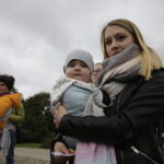 08.10.2016 Kielce. Mamy spotkały się na Placu Artystów, by promować noszenie dzieci w chustach. / Jarosław Kubalski / Radio Kielce