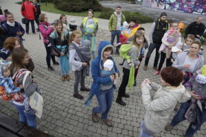 08.10.2016 Kielce. Mamy spotkały się na Placu Artystów, by promować noszenie dzieci w chustach. / Jarosław Kubalski / Radio Kielce