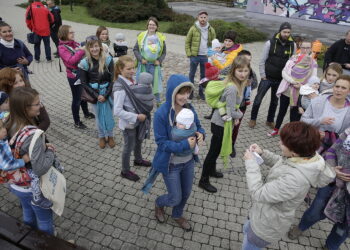 08.10.2016 Kielce. Mamy spotkały się na Placu Artystów, by promować noszenie dzieci w chustach. / Jarosław Kubalski / Radio Kielce