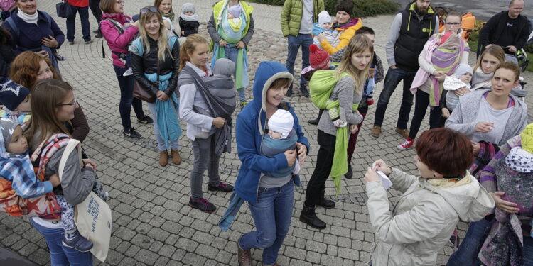 08.10.2016 Kielce. Mamy spotkały się na Placu Artystów, by promować noszenie dzieci w chustach. / Jarosław Kubalski / Radio Kielce