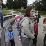 08.10.2016 Kielce. Mamy spotkały się na Placu Artystów, by promować noszenie dzieci w chustach. / Jarosław Kubalski / Radio Kielce