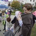 08.10.2016 Kielce. Mamy spotkały się na Placu Artystów, by promować noszenie dzieci w chustach. / Jarosław Kubalski / Radio Kielce