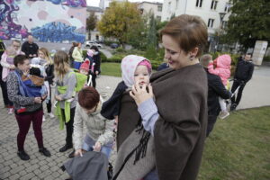 08.10.2016 Kielce. Mamy spotkały się na Placu Artystów, by promować noszenie dzieci w chustach. / Jarosław Kubalski / Radio Kielce