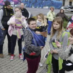 08.10.2016 Kielce. Mamy spotkały się na Placu Artystów, by promować noszenie dzieci w chustach. / Jarosław Kubalski / Radio Kielce