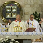 08.10.2016 Skorzeszyce. Wolontariusze spotkali się, by podziękować za Światowe Dni Młodzieży. Biskup Jan Piotrowski. / Jarosław Kubalski / Radio Kielce