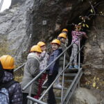 21.10.2016 Kielce. Dzieci zwiedzają jaskinię na Kadzielni w poszukiwaniu nietoperzy. / Jarosław Kubalski / Radio Kielce