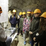 21.10.2016 Kielce. Dzieci zwiedzają jaskinię na Kadzielni w poszukiwaniu nietoperzy. / Jarosław Kubalski / Radio Kielce