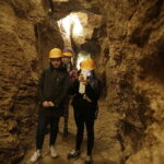 21.10.2016 Kielce. Dzieci zwiedzają jaskinię na Kadzielni w poszukiwaniu nietoperzy. / Jarosław Kubalski / Radio Kielce