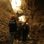 21.10.2016 Kielce. Dzieci zwiedzają jaskinię na Kadzielni w poszukiwaniu nietoperzy. / Jarosław Kubalski / Radio Kielce