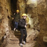 21.10.2016 Kielce. Dzieci zwiedzają jaskinię na Kadzielni w poszukiwaniu nietoperzy. / Jarosław Kubalski / Radio Kielce