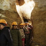 21.10.2016 Kielce. Dzieci zwiedzają jaskinię na Kadzielni w poszukiwaniu nietoperzy. / Jarosław Kubalski / Radio Kielce