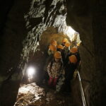 21.10.2016 Kielce. Dzieci zwiedzają jaskinię na Kadzielni w poszukiwaniu nietoperzy. / Jarosław Kubalski / Radio Kielce