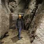 21.10.2016 Kielce. Dzieci zwiedzają jaskinię na Kadzielni w poszukiwaniu nietoperzy. / Jarosław Kubalski / Radio Kielce