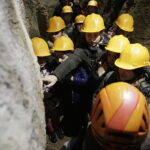 21.10.2016 Kielce. Dzieci zwiedzają jaskinię na Kadzielni w poszukiwaniu nietoperzy. / Jarosław Kubalski / Radio Kielce