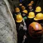 21.10.2016 Kielce. Dzieci zwiedzają jaskinię na Kadzielni w poszukiwaniu nietoperzy. / Jarosław Kubalski / Radio Kielce