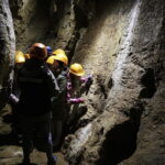 21.10.2016 Kielce. Dzieci zwiedzają jaskinię na Kadzielni w poszukiwaniu nietoperzy. / Jarosław Kubalski / Radio Kielce