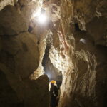 21.10.2016 Kielce. Dzieci zwiedzają jaskinię na Kadzielni w poszukiwaniu nietoperzy. / Jarosław Kubalski / Radio Kielce