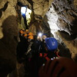 21.10.2016 Kielce. Dzieci zwiedzają jaskinię na Kadzielni w poszukiwaniu nietoperzy. / Jarosław Kubalski / Radio Kielce