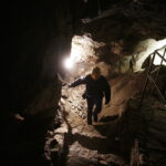 21.10.2016 Kielce. Dzieci zwiedzają jaskinię na Kadzielni w poszukiwaniu nietoperzy. / Jarosław Kubalski / Radio Kielce