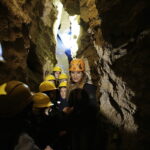 21.10.2016 Kielce. Dzieci zwiedzają jaskinię na Kadzielni w poszukiwaniu nietoperzy. / Jarosław Kubalski / Radio Kielce