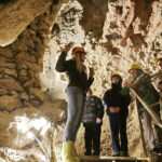 21.10.2016 Kielce. Dzieci zwiedzają jaskinię na Kadzielni w poszukiwaniu nietoperzy. / Jarosław Kubalski / Radio Kielce