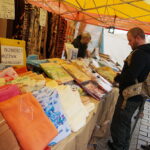 22.10.2016 Kielce. Jarmark na ulicy Sienkiewicza. / Jarosław Kubalski / Radio Kielce