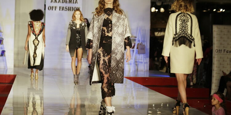 Kielce. Akademia Off Fashion. Pokaz mody w Galerii Echo (23 października 2016 r.) / Jarosław Kubalski / Radio Kielce
