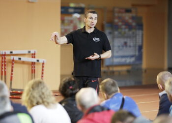 24.10.2016 Kielce. Arkadiusz Rzepka, trener przygotowania fizycznego polskiej kadry piłki nożnej prowadzi warsztaty dla nauczycieli wychowania fizycznego. / Jarosław Kubalski / Radio Kielce