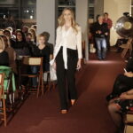 24.10.2016 Kielce. Akademia Off Fashion. Pokaz mody w bibliotece UJK. / Jarosław Kubalski / Radio Kielce