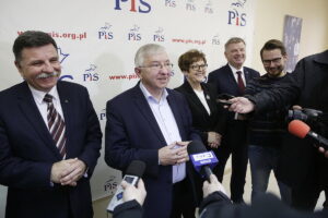 24.10.2016 Kielce. Konferencja prasowa w PiS. Marek Kwitek, Andrzej Kryj, Krzysztof Lipiec, Maria Zuba i Jarosław Rusiecki. / Jarosław Kubalski / Radio Kielce