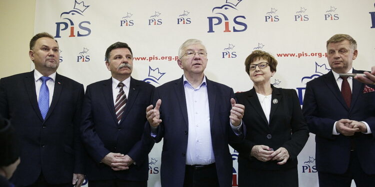 24.10.2016 Kielce. Konferencja prasowa w PiS. Marek Kwitek, Andrzej Kryj, Krzysztof Lipiec, Maria Zuba i Jarosław Rusiecki. / Jarosław Kubalski / Radio Kielce