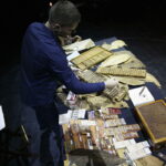 25.10.2016 Kielce. Akademia Off Fashion. Warsztaty sztuki palenia cygar. / Jarosław Kubalski / Radio Kielce