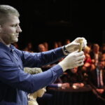 25.10.2016 Kielce. Akademia Off Fashion. Warsztaty sztuki palenia cygar. / Jarosław Kubalski / Radio Kielce