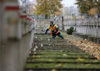 27.10.2016 Kielce. Sprzątanie grobów cmentarzach przed Świętem Zmarłych. / Jarosław Kubalski / Radio Kielce