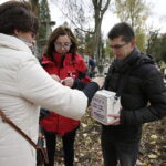 30.10.2016 Kielce. Rozpoczęła się kwesta na cmentarzach. Kwestują dziennikarze Radia Kielce Iwona Murawska i Wiktor Dziarmaga. / Jarosław Kubalski / Radio Kielce