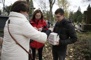 30.10.2016 Kielce. Rozpoczęła się kwesta na cmentarzach. Kwestują dziennikarze Radia Kielce Iwona Murawska i Wiktor Dziarmaga. / Jarosław Kubalski / Radio Kielce