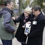 30.10.2016 Kielce. Rozpoczęła się kwesta na cmentarzach. Kwestują Dorota Koczwańska- Kalita i Leszek Bukowski, IPN / Jarosław Kubalski / Radio Kielce