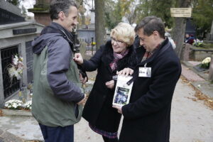 30.10.2016 Kielce. Rozpoczęła się kwesta na cmentarzach. Kwestują Dorota Koczwańska- Kalita i Leszek Bukowski, IPN / Jarosław Kubalski / Radio Kielce