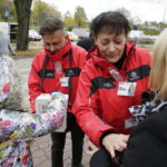 30.10.2016 Kielce. Rozpoczęła się kwesta na cmentarzach. Kwestują dziennikarze Radia Kielce Robert Szumielewicz i Lucyna Bukato. / Jarosław Kubalski / Radio Kielce