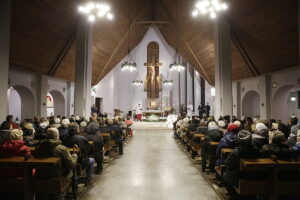 31.10.2016 Kielce. Noc Świętych. Procesja przeszła od kościoła na Dąbrowie do kościoła pw. Ducha Świętego na Stoku / Jarosław Kubalski / Radio Kielce