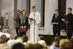 31.10.2016 Kielce. Noc Świętych. Procesja przeszła od kościoła na Dąbrowie do kościoła pw. Ducha Świętego na Stoku / Jarosław Kubalski / Radio Kielce