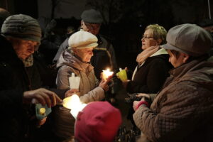 31.10.2016 Kielce. Noc Świętych. Procesja przeszła od kościoła na Dąbrowie do kościoła pw. Ducha Świętego na Stoku / Jarosław Kubalski / Radio Kielce