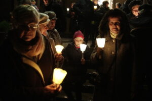 31.10.2016 Kielce. Noc Świętych. Procesja przeszła od kościoła na Dąbrowie do kościoła pw. Ducha Świętego na Stoku / Jarosław Kubalski / Radio Kielce