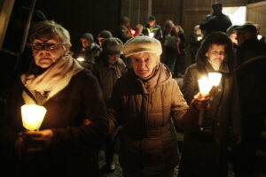 31.10.2016 Kielce. Noc Świętych. Procesja przeszła od kościoła na Dąbrowie do kościoła pw. Ducha Świętego na Stoku / Jarosław Kubalski / Radio Kielce