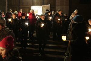 31.10.2016 Kielce. Noc Świętych. Procesja przeszła od kościoła na Dąbrowie do kościoła pw. Ducha Świętego na Stoku / Jarosław Kubalski / Radio Kielce