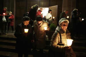 31.10.2016 Kielce. Noc Świętych. Procesja przeszła od kościoła na Dąbrowie do kościoła pw. Ducha Świętego na Stoku / Jarosław Kubalski / Radio Kielce